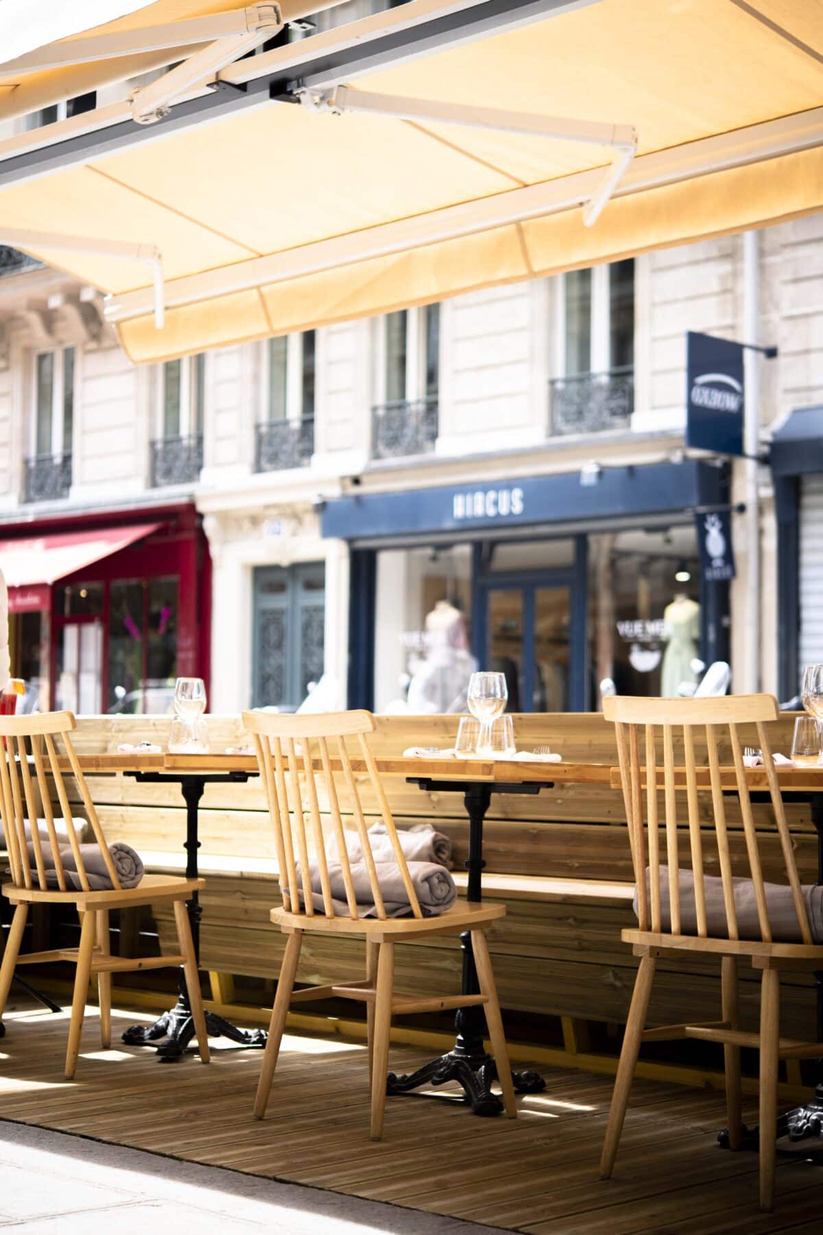 Belle terrasse ensoleillée près du canal Saint Martin